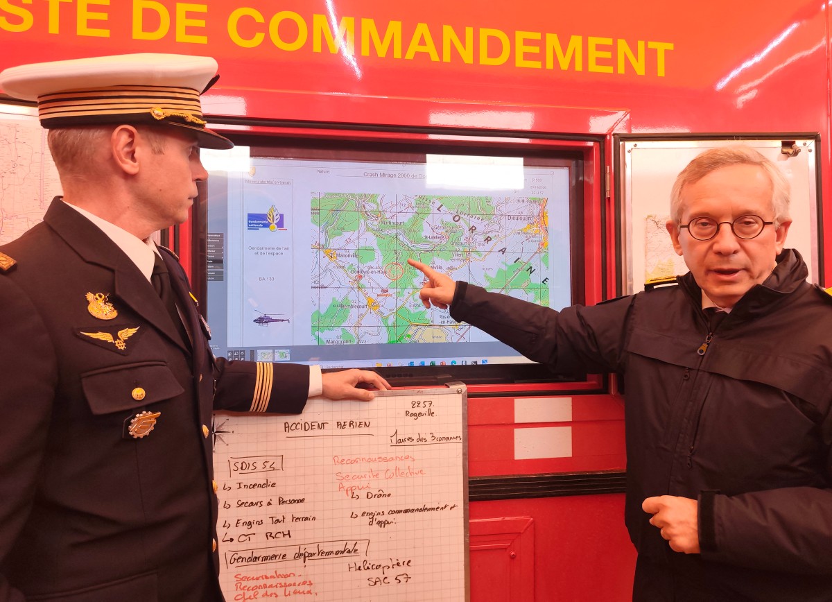 Yves Seguy, prefeito do departamento de Meurthe-et-Moselle, fala à imprensa perto de Rogeville, no leste da França