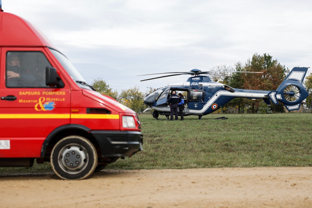Policiais da gendarmaria e bombeiros franceses participam de uma operação de resgate em busca de um caça Mirage 2000D