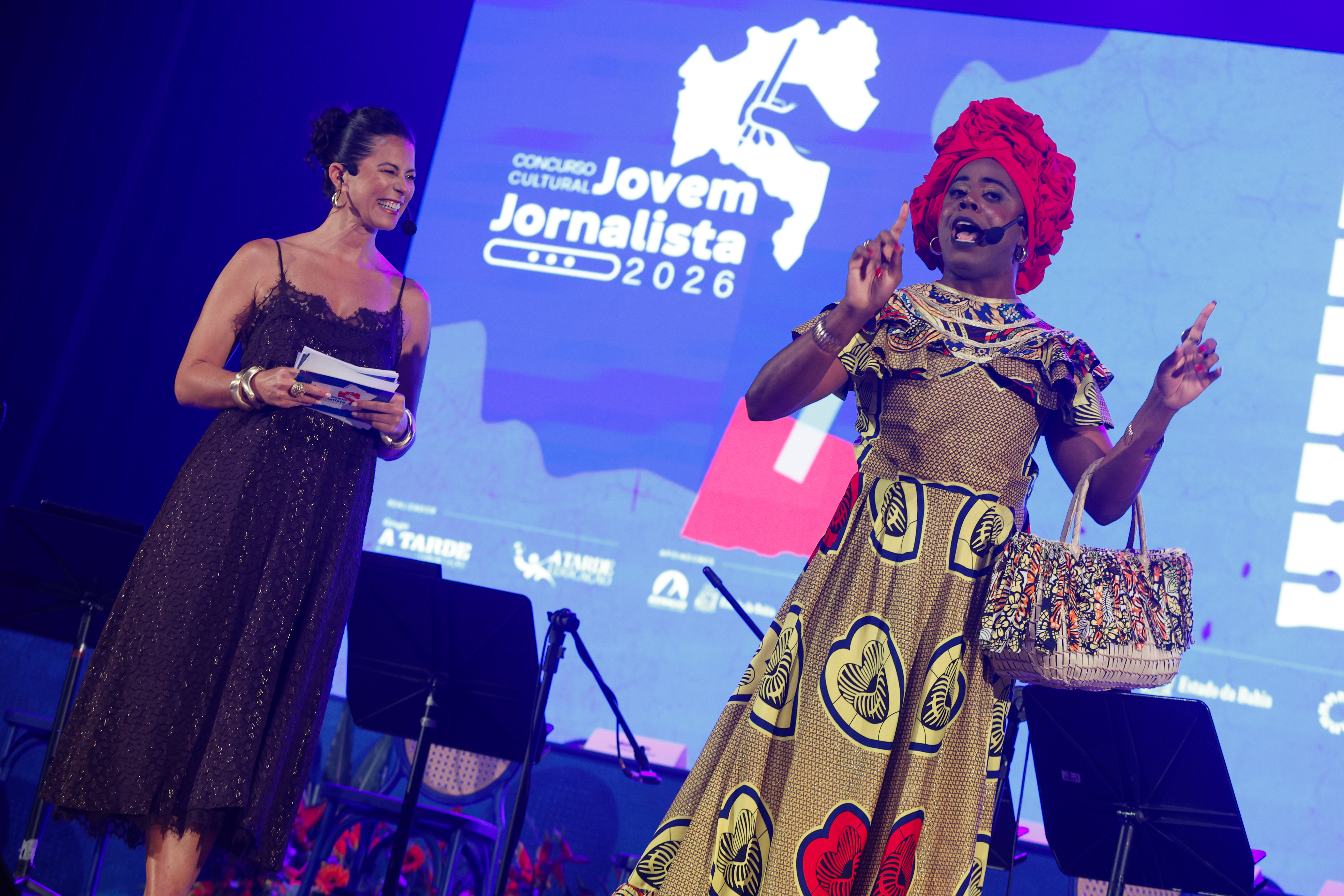 Jessica Senra e Koanza, personagem interpretada pelo ator e humorista Sulivã Bispo