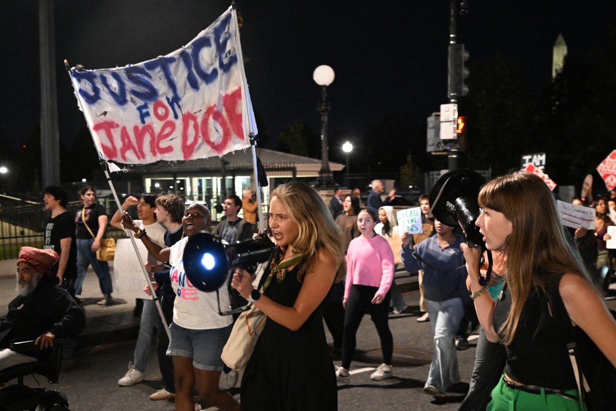 Manifestantes do movimento feminista protestam nas proximidades da Casa Branca