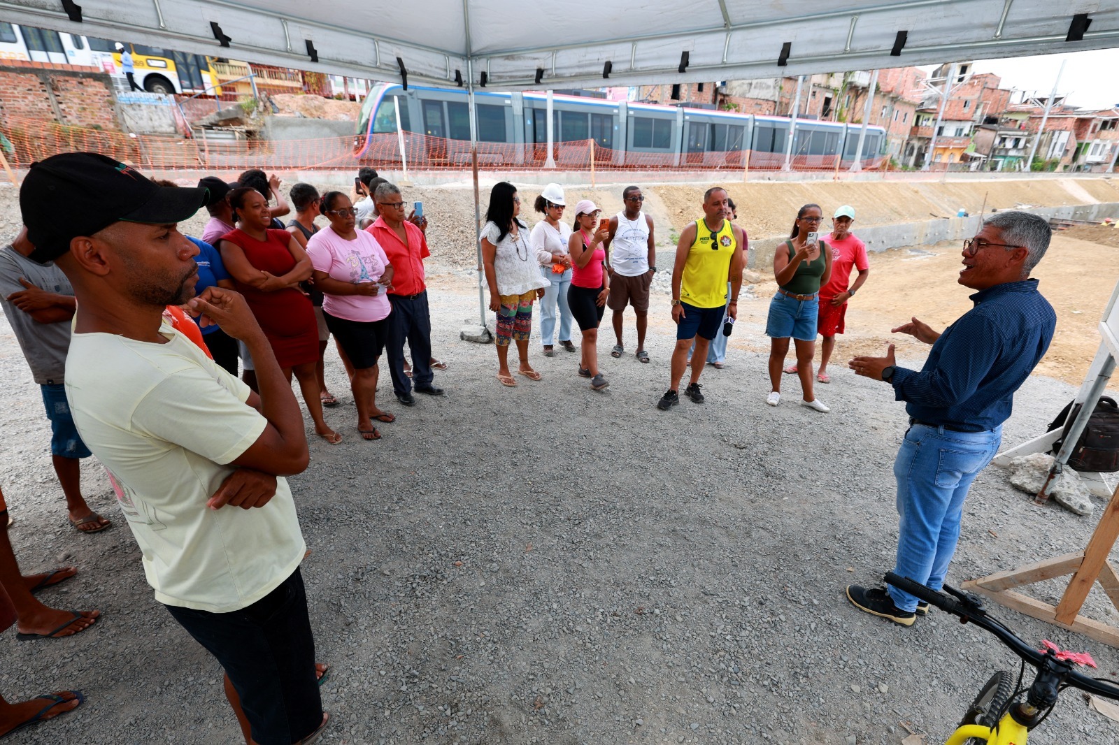 Intervenções no Subúrbio Ferroviário preveem espaços de lazer, equipamentos esportivos e estrutura de apoio aos pescadores; projeto integra as obras do Veículo Leve sobre Trilhos.