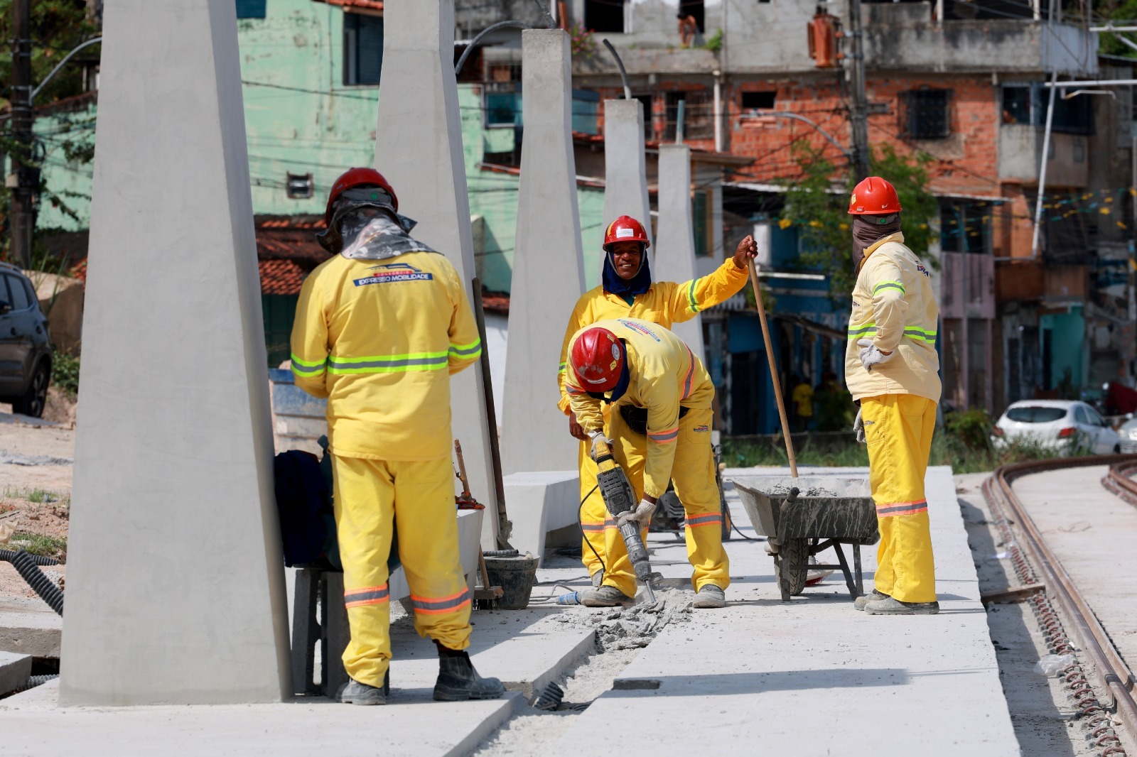 Intervenções no Subúrbio Ferroviário preveem espaços de lazer, equipamentos esportivos e estrutura de apoio aos pescadores; projeto integra as obras do Veículo Leve sobre Trilhos.