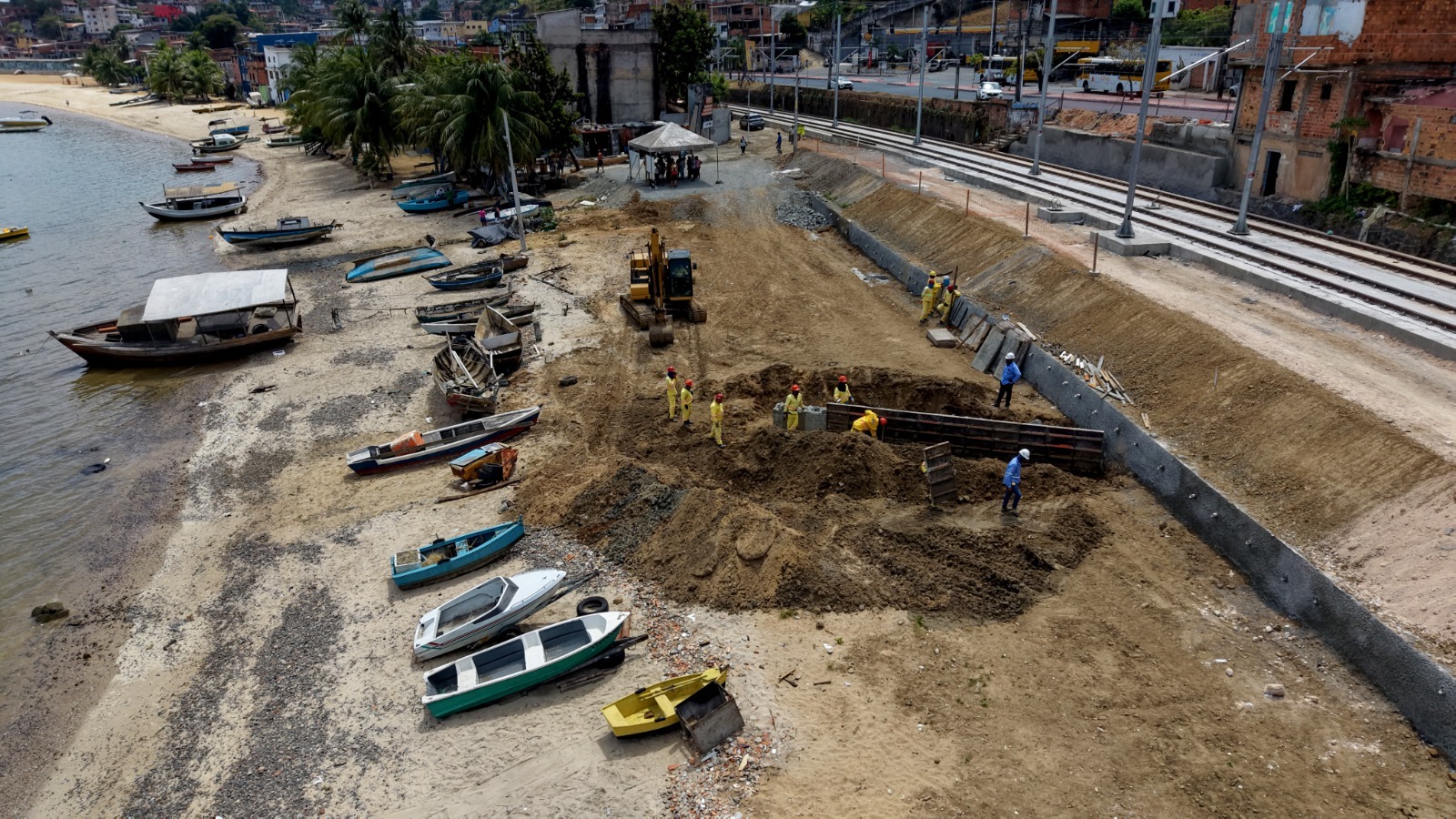 Intervenções no Subúrbio Ferroviário preveem espaços de lazer, equipamentos esportivos e estrutura de apoio aos pescadores; projeto integra as obras do Veículo Leve sobre Trilhos.