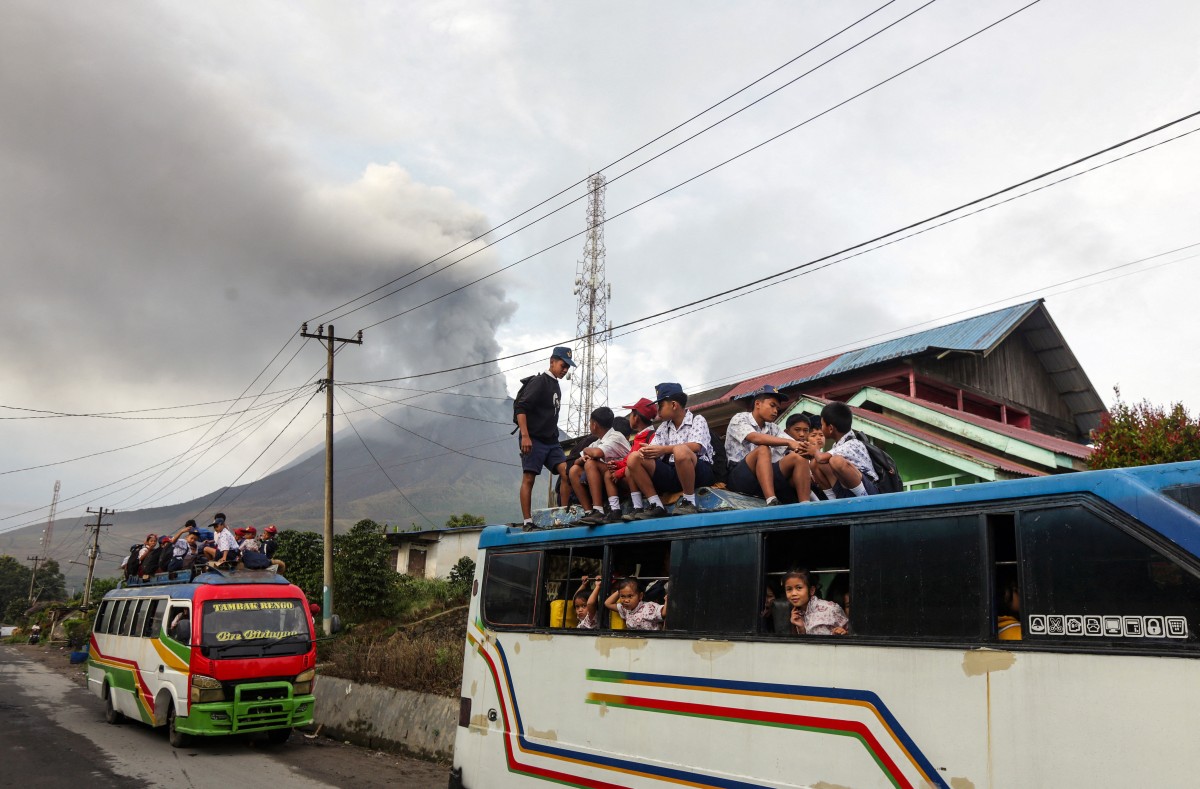 auto_awesome

Você quis dizer: Indonesian school children board a bus to school as Mount Sinabung spews ash and thick smoke in Karo, North Sumatra Province on September 2, 2026. (Photo by ARIANDI / AFP)

170

Estudantes indonésios embarcam em um ônibus escolar enquanto o Monte Sinabung expele cinzas e fumaça densa em Karo, na província de Sumatra do Norte, em 2 de setembro de 2026.