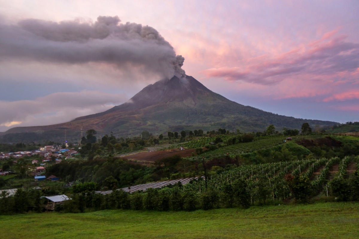 O Monte Sinabung expele cinzas e fumaça densa, visto de Karo, na província de Sumatra do Norte, em 2 de setembro de 2026.