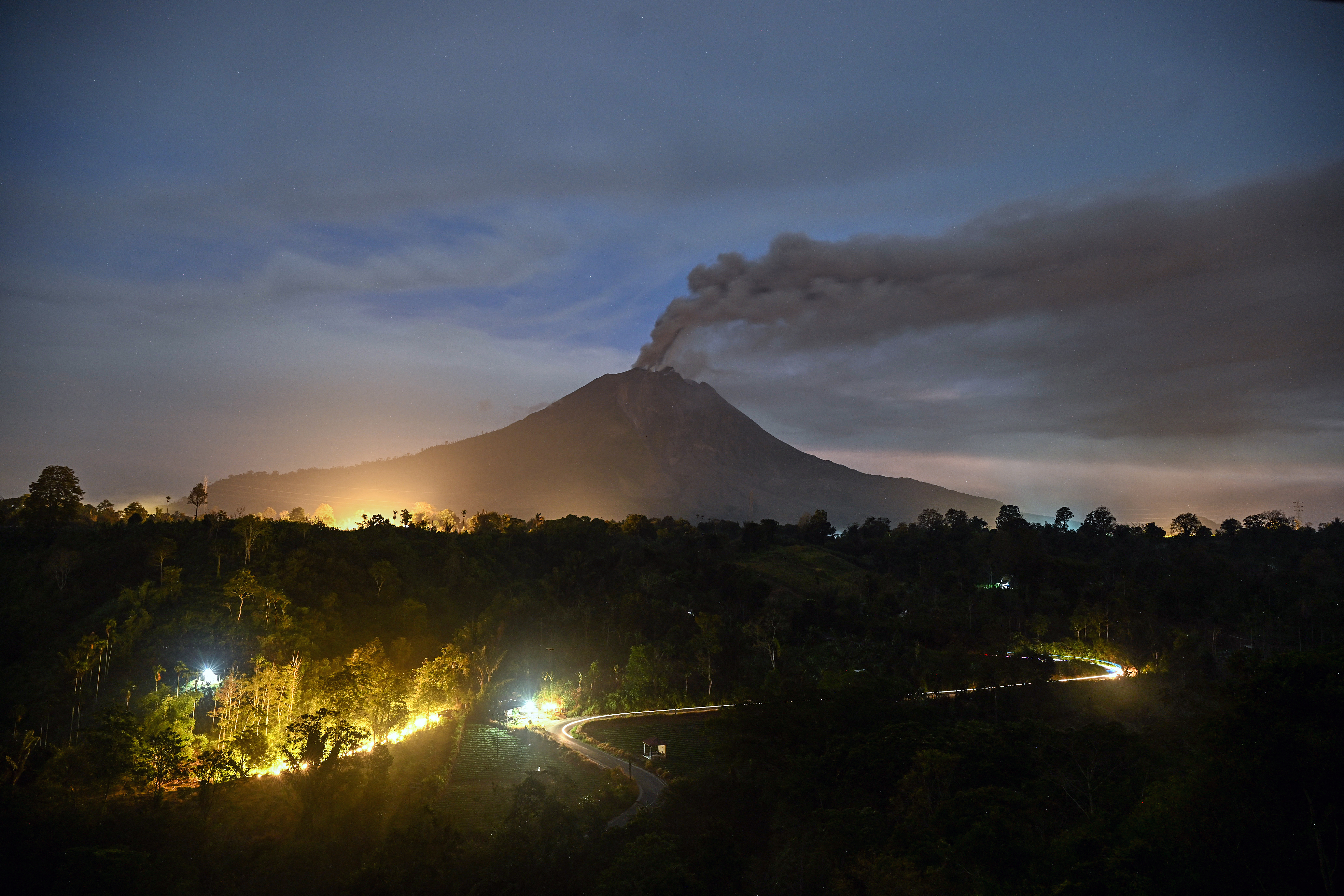 O Monte Sinabung expele cinzas e fumaça densa, visto de Karo, na província de Sumatra do Norte, no início de 2 de setembro de 2026.