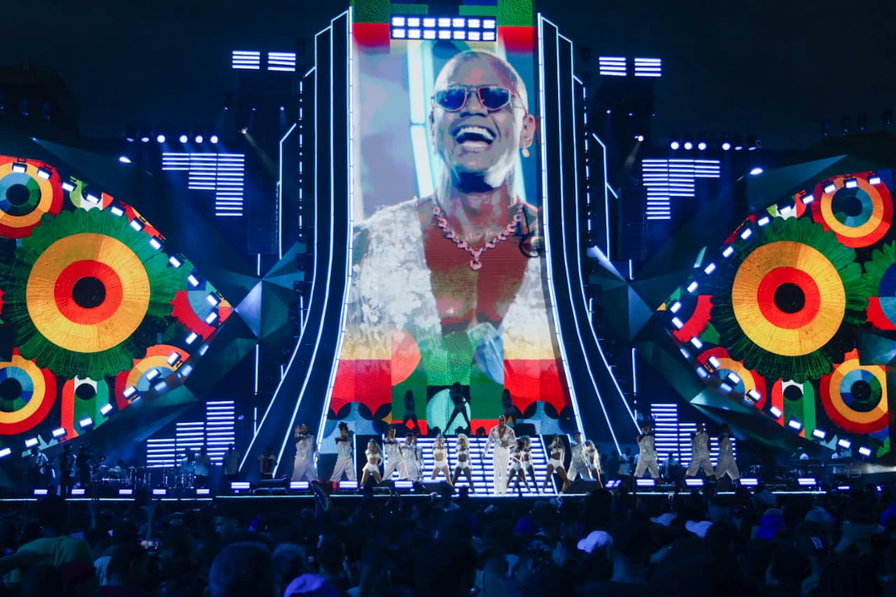 Após adiamento, Léo Santana grava DVD com grande público