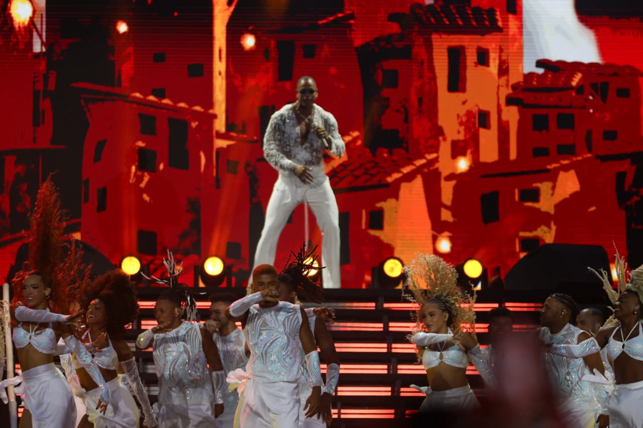 Após adiamento e horas de espera, Léo Santana grava DVD com grande público