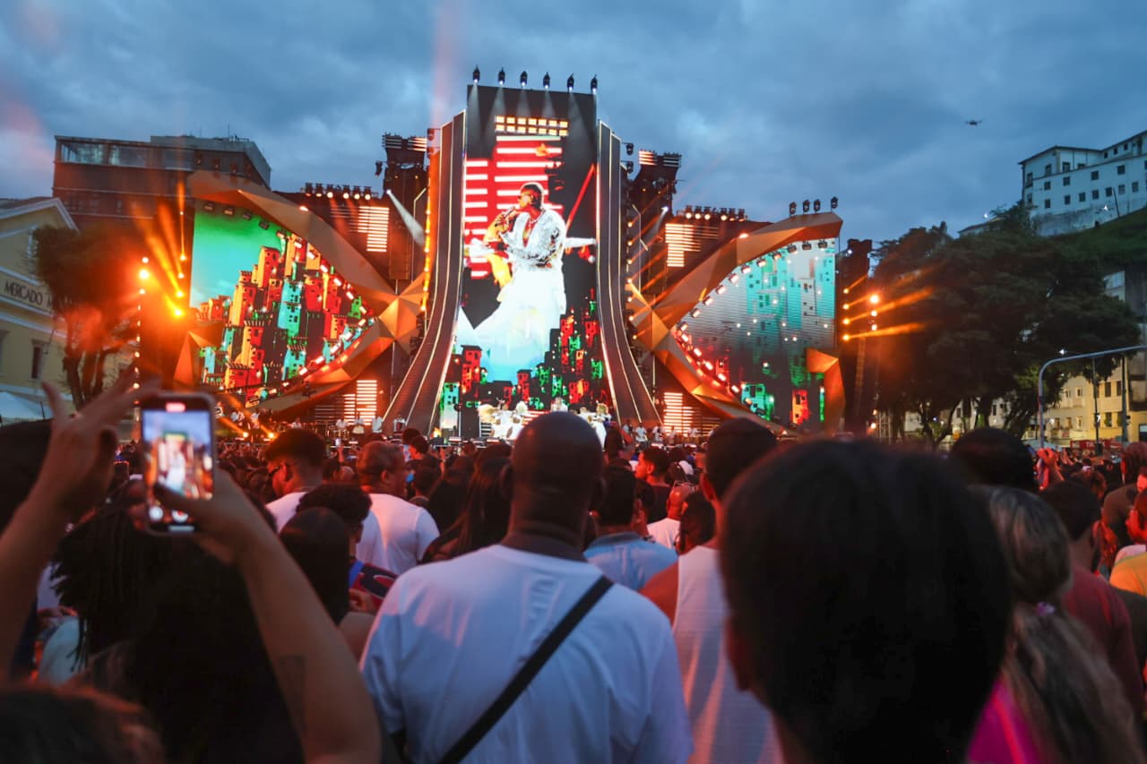 Após adiamento, Léo Santana grava DVD com grande público