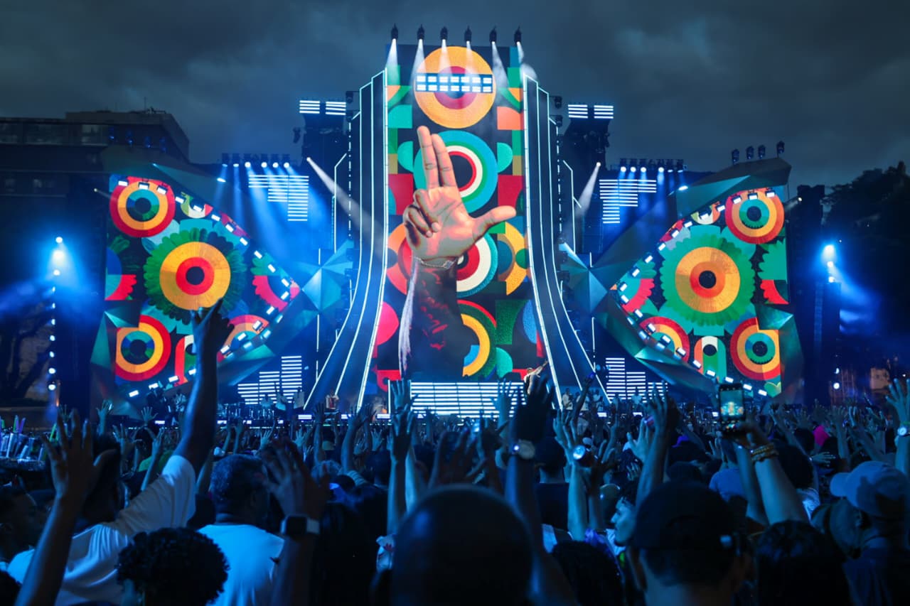 Após adiamento e horas de espera, Léo Santana grava DVD com grande público