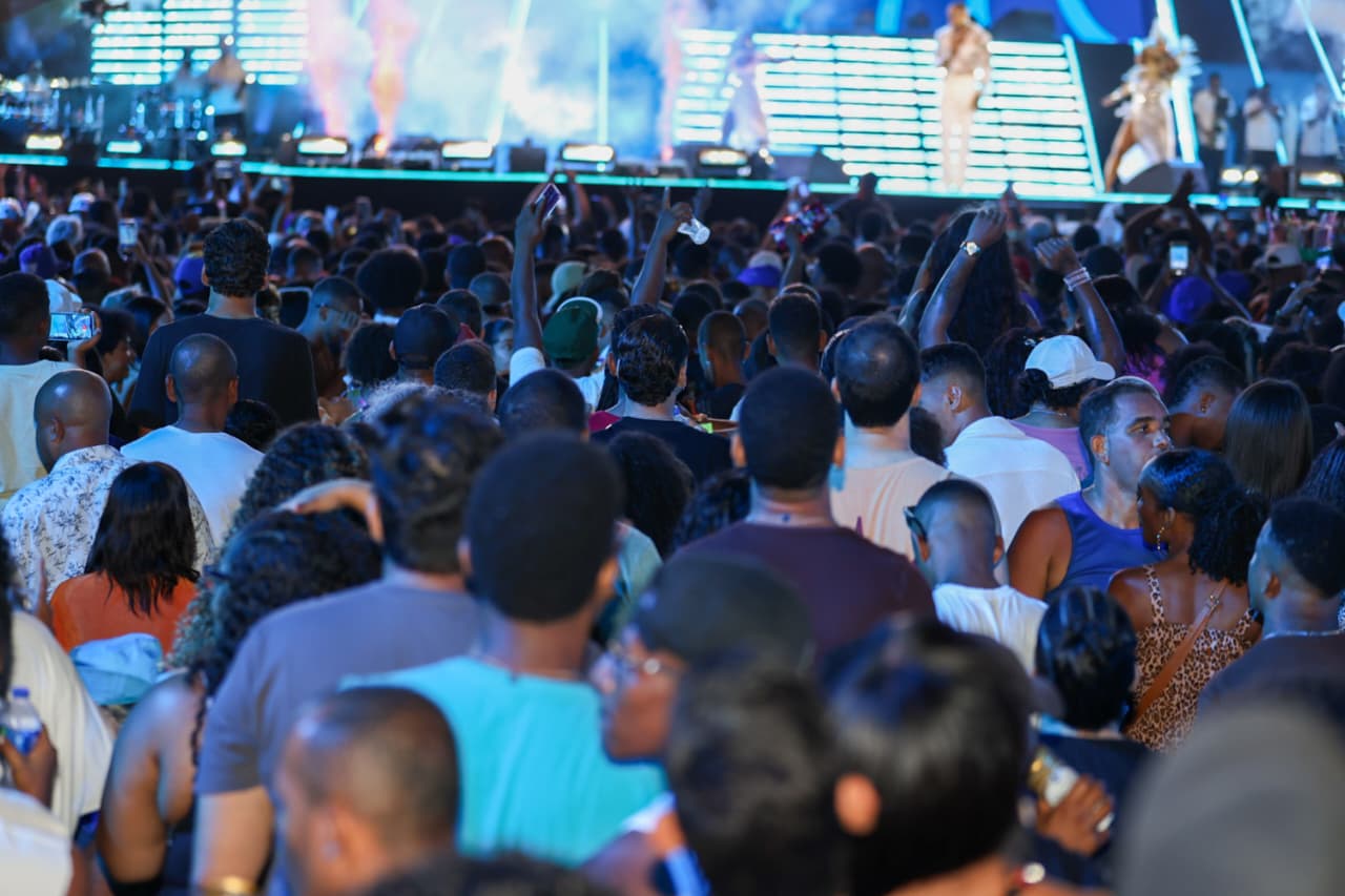 Após adiamento e horas de espera, Léo Santana grava DVD com grande público