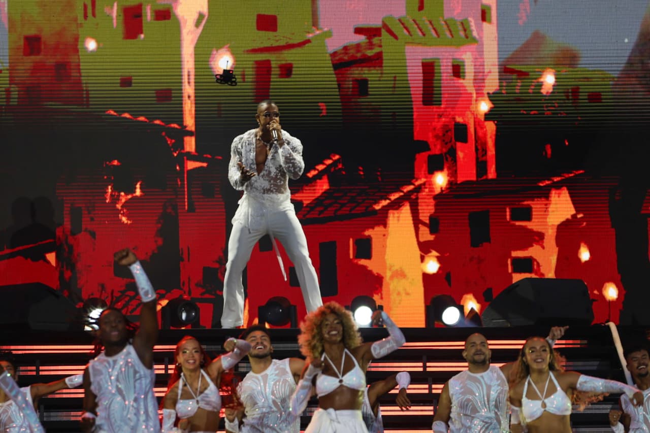 Após adiamento, Léo Santana grava DVD com grande público