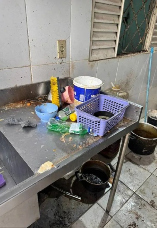 Com baratas congeladas, fábrica de salgados ‘imunda’ é fechada