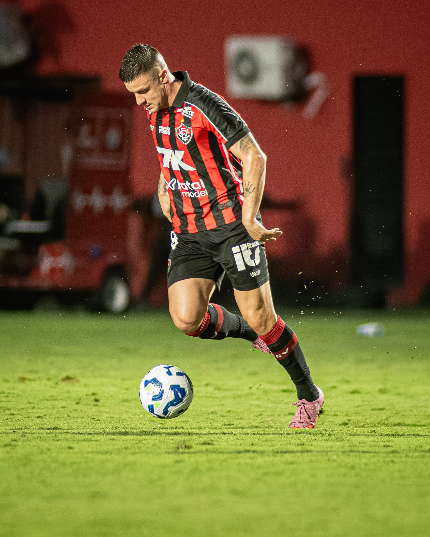 Kayzer ou Renzo? Jair Ventura faz mistério sobre a camisa 9 do Vitória