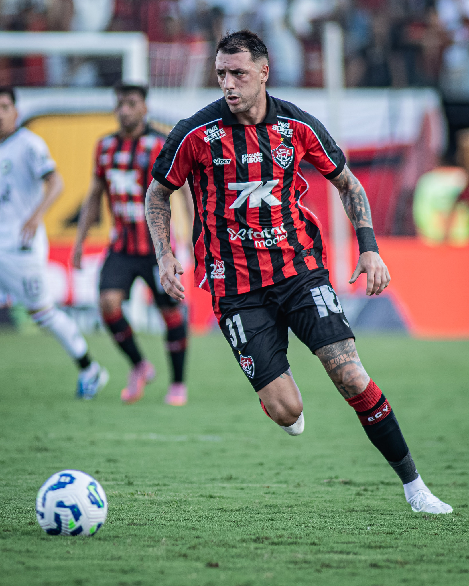 Kayzer ou Renzo? Jair Ventura faz mistério sobre a camisa 9 do Vitória
