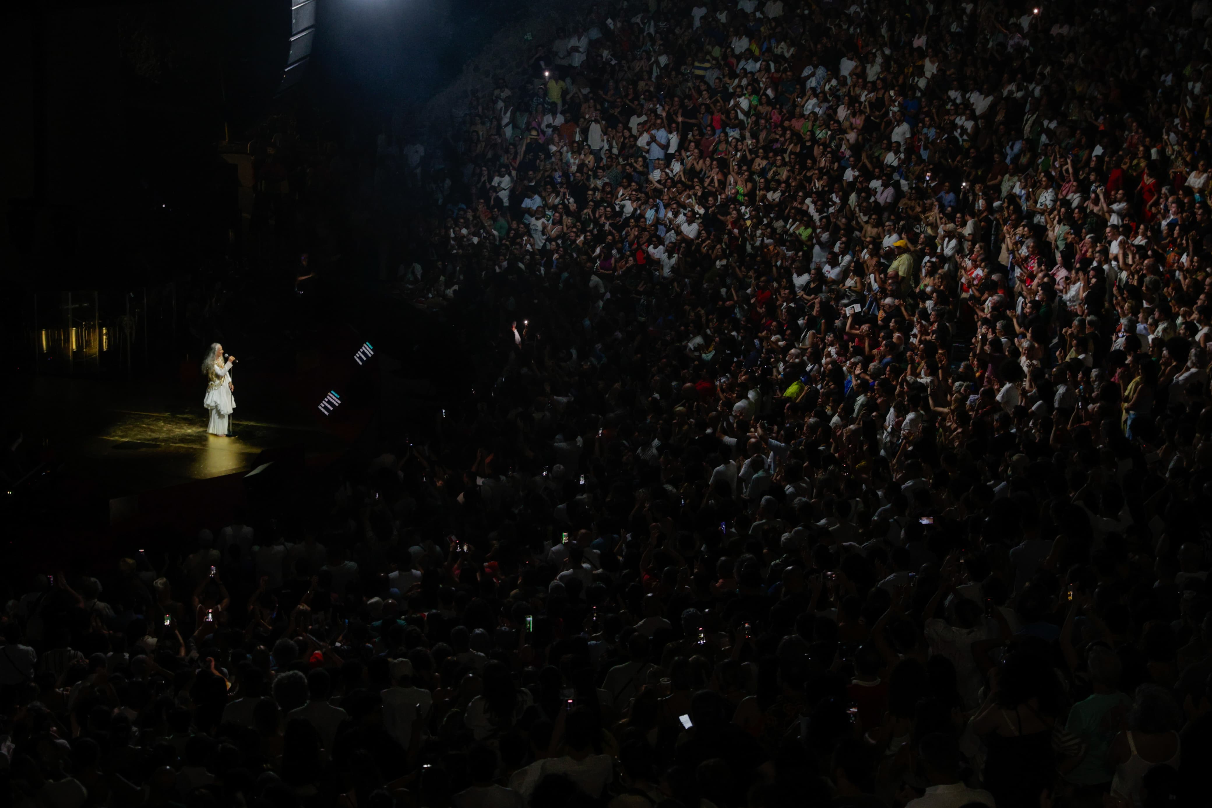 Maria Bethânia: saiba como foi a primeira noite da turnê de 60 anos em Salvador