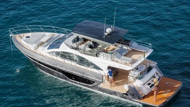 Suíte e luxo: a lancha de Bell Marques avaliada em R$ 15 milhões