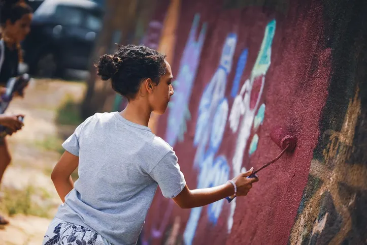 Imagem ilustrativa da imagem Evento de grafite reúne artistas e revitaliza rua em Salvador
