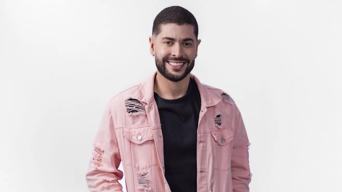 Marcelo nasceu e mora em Currais Novos, no Rio Grande do Norte. Ele ingressou na faculdade de psicologia aos 17 anos, mas desistiu e se mudou para a Bolívia cursar medicina. Vendeu trufas, cortou cabelos, trabalhou como modelo e fez diversos bicos para se manter durante os estudos.