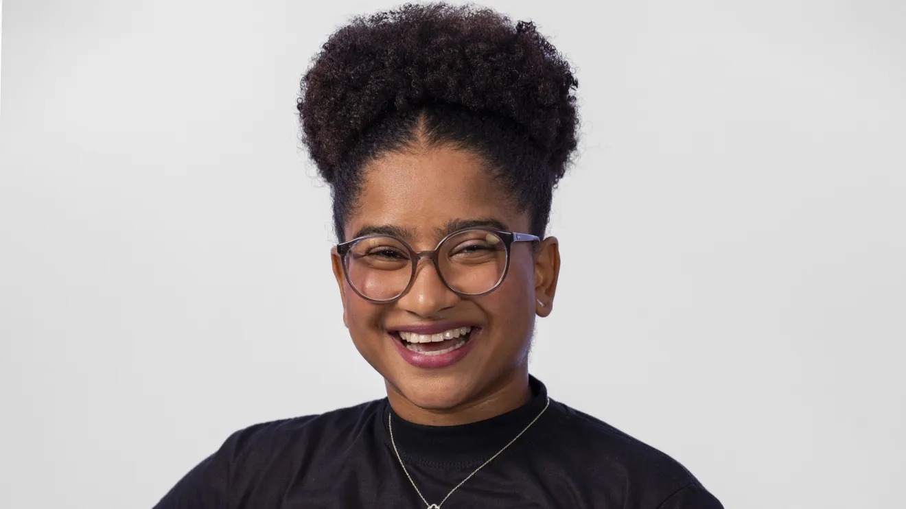 Milena, que é natural de Itambacuri, Minas Gerais, começou a trabalhar como empregada doméstica e babá ainda muito nova. Aos 22 anos, ela abriu a própria empresa de recreação infantil, com a qual complementa o sustento de casa. Também cursa faculdade de terapia ocupacional. Define-se como uma pessoa leal e parceira.