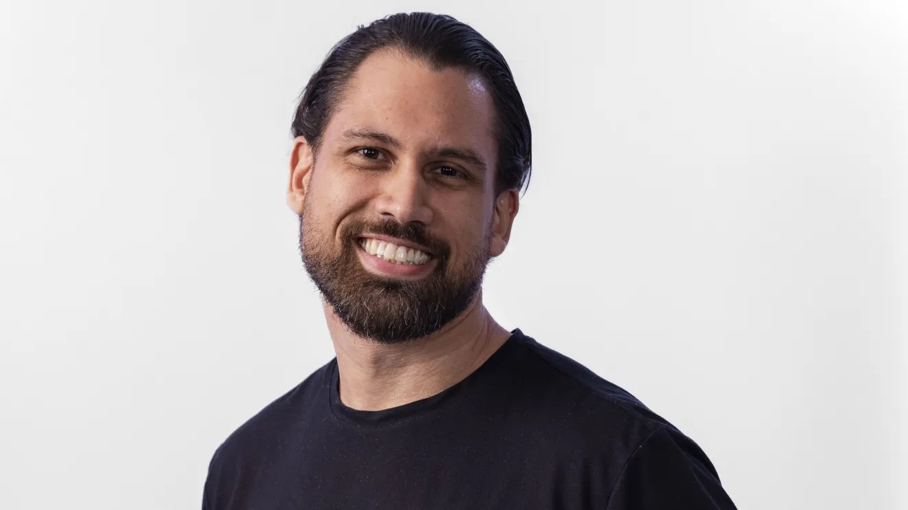 De Manaus, no Amazonas, Brígido é formado em Engenharia de Produção, empresário e diretor executivo de uma escola de ensino regular, fundada pela família há 41 anos, onde chegou a demitir a própria mãe por ela não ter veia empreendedora.