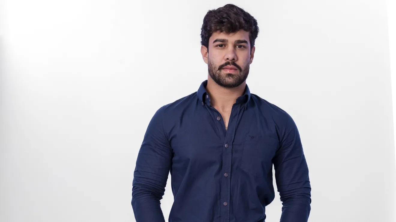 Paulo Augusto é natural de Inhumas, Goiás, e vive em Anápolis, no mesmo estado. Ele é estudante de medicina veterinária e trabalha como pecuarista e influenciador. Quis entrar no BBB para ganhar os prêmios e viver a experiência — diz acompanhar o programa desde pequeno com seus pais.