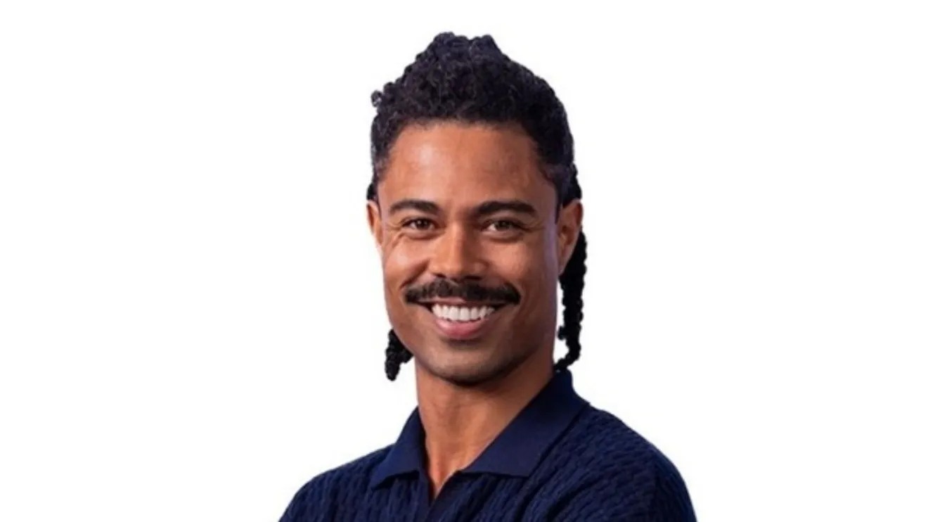 Natural de Contagem, em Minas Gerais, Breno tem 33 anos e atualmente mora em Florianópolis, Santa Catarina. Apesar de ser formado em biologia, com mestrado na área, desde cedo descobriu sua paixão pelo esporte e dedicou-se ao vôlei em busca do sonho de se tornar atleta profissional, mas o objetivo foi interrompido por uma lesão no ombro. Atualmente, ele se divide entre carreira científica e o trabalho como modelo e promoter de eventos.