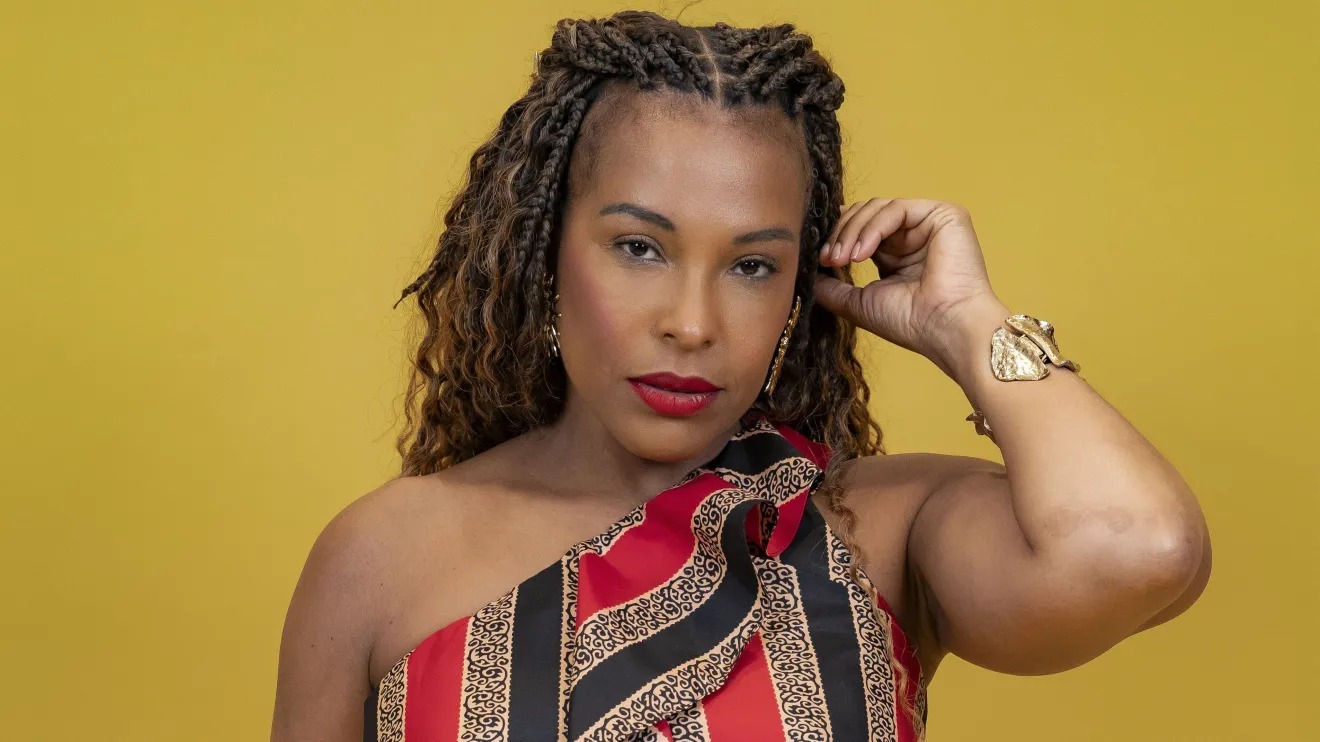 Sol Vega

Sol Vega, de 47 anos, nasceu na capital de São Paulo e participou da 4ª edição do BBB. A atriz e empresária teve sua passagem pela casa mais vigiada do Brasil marcada pela interpretação da música “We Are The World”, de Michael Jackson e Lionel Richie, popularmente conhecida em sua voz como “Iarnuou”.