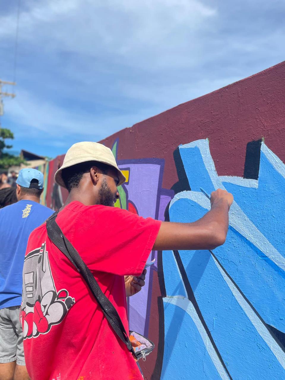 Evento de grafite reúne artistas e revitaliza rua em Salvador
