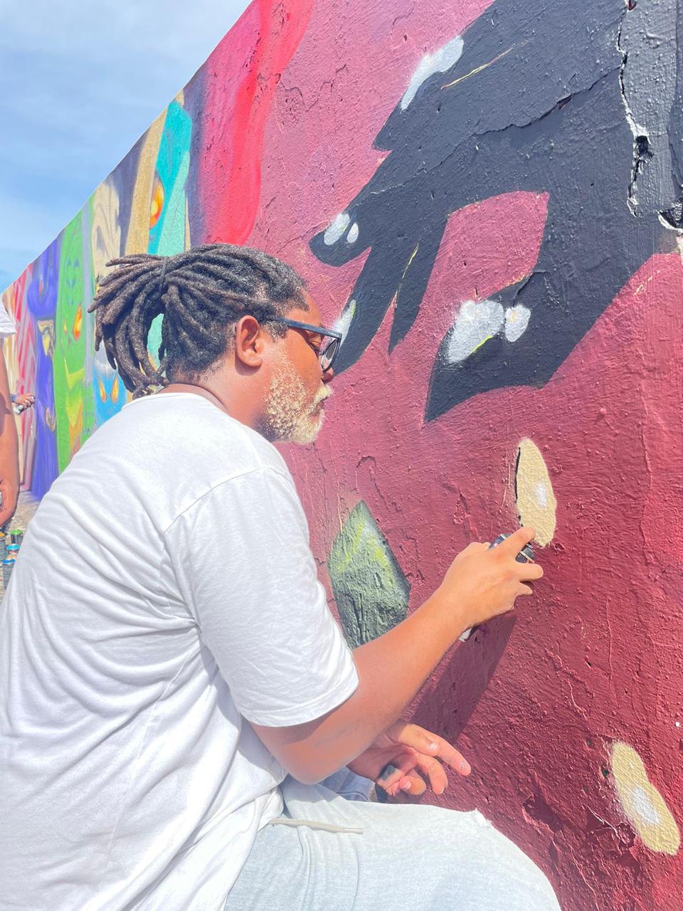 Evento de grafite reúne artistas e revitaliza rua em Salvador