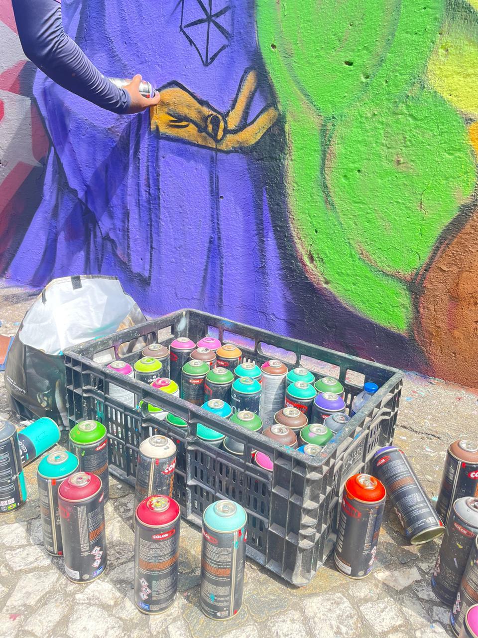 Evento de grafite reúne artistas e revitaliza rua em Salvador
