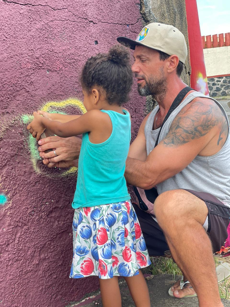 Evento de grafite reúne artistas e revitaliza rua em Salvador