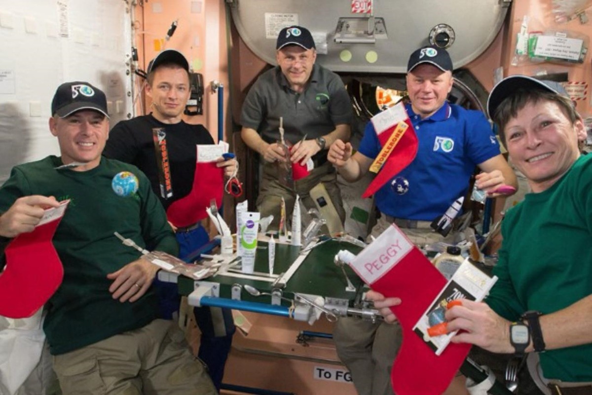 Natal no espaço: Nasa divulga imagens da ceia dos astronautas