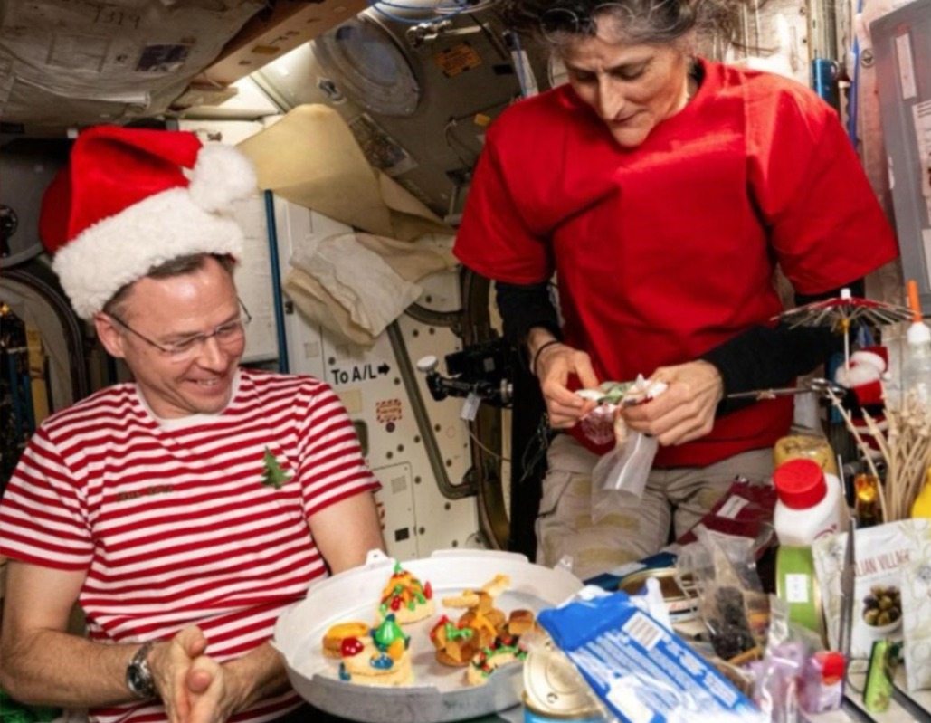 Natal no espaço: Nasa divulga imagens da ceia dos astronautas