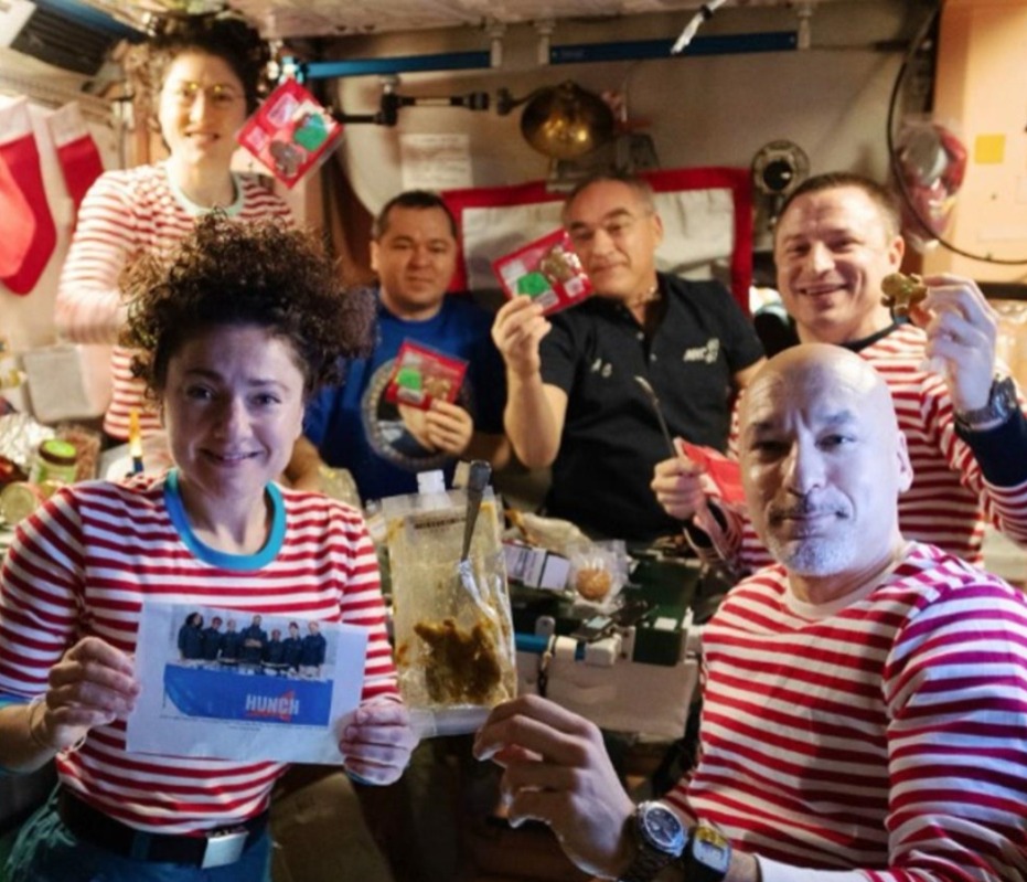 Natal no espaço: Nasa divulga imagens da ceia dos astronautas