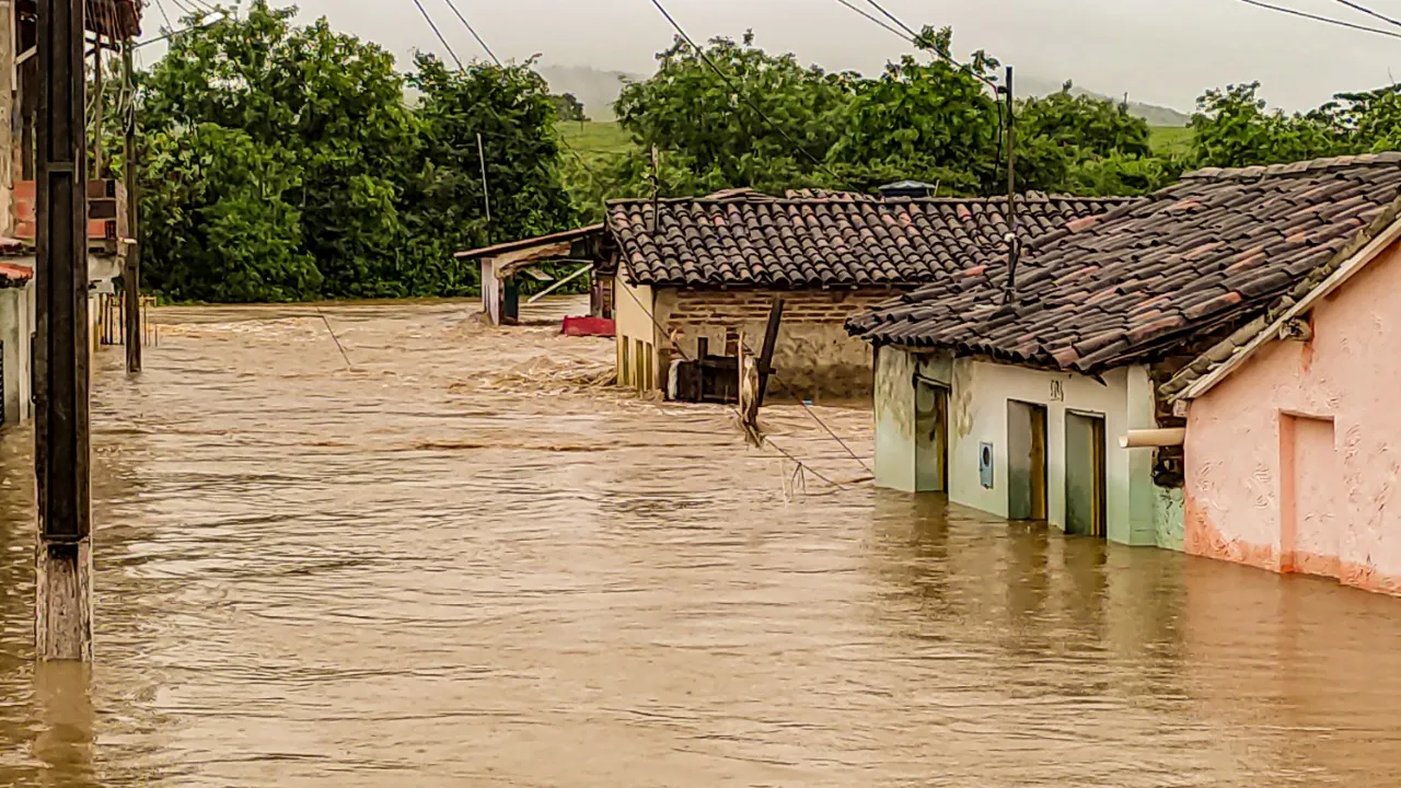 Centenas de famílias ficaram desabrigadas após o Rio Verruga transbordar a atingir casas em Itambé
