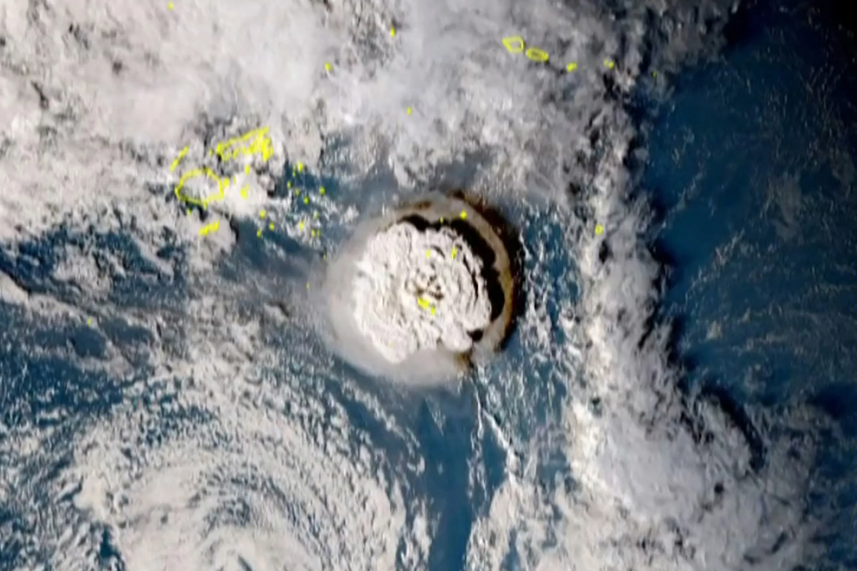 Imagens de satélite mostram erupção de vulcão submarino em Tonga