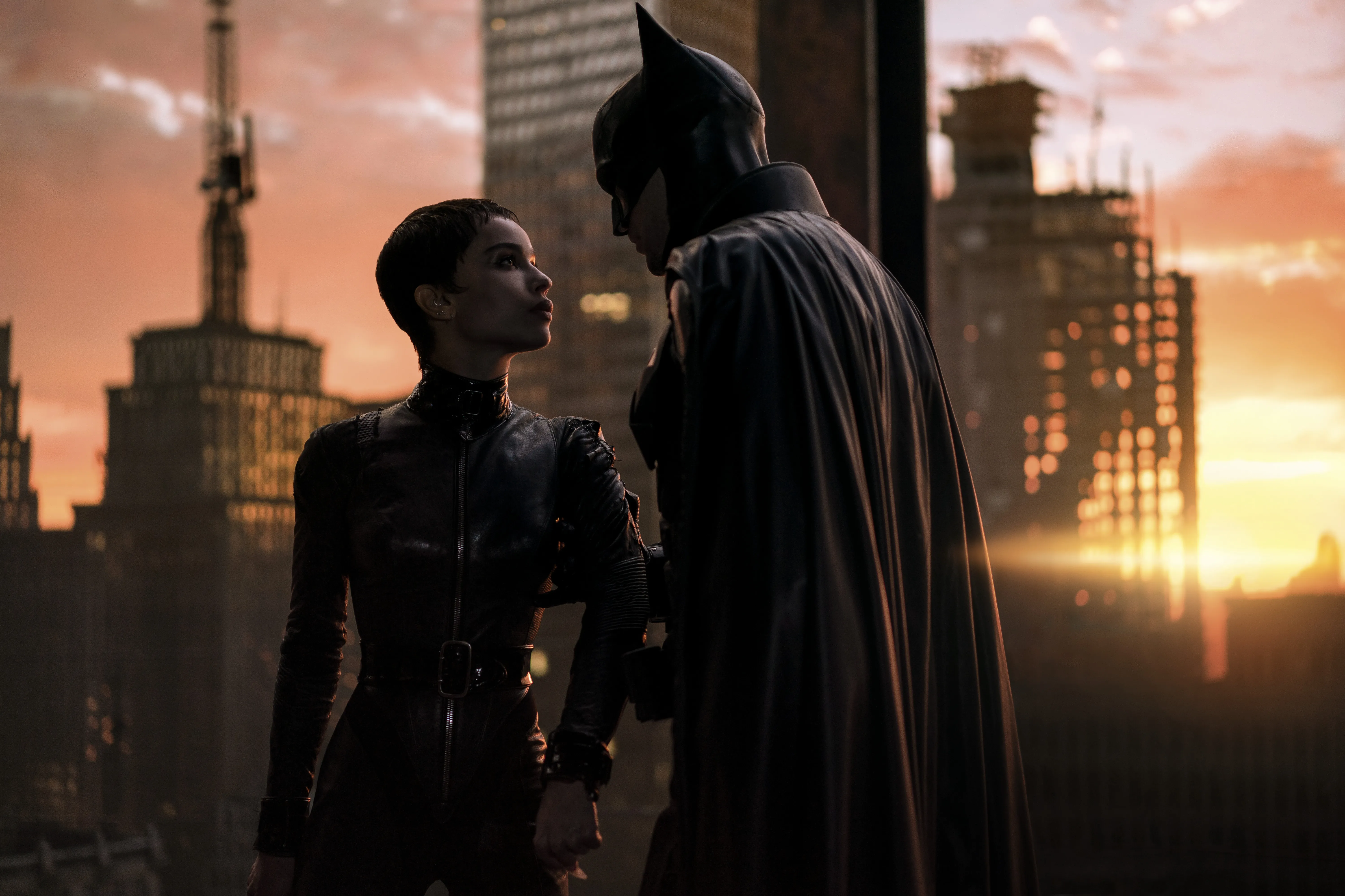 Batman e Mulher-Gato trabalham juntos para desvendar crimes