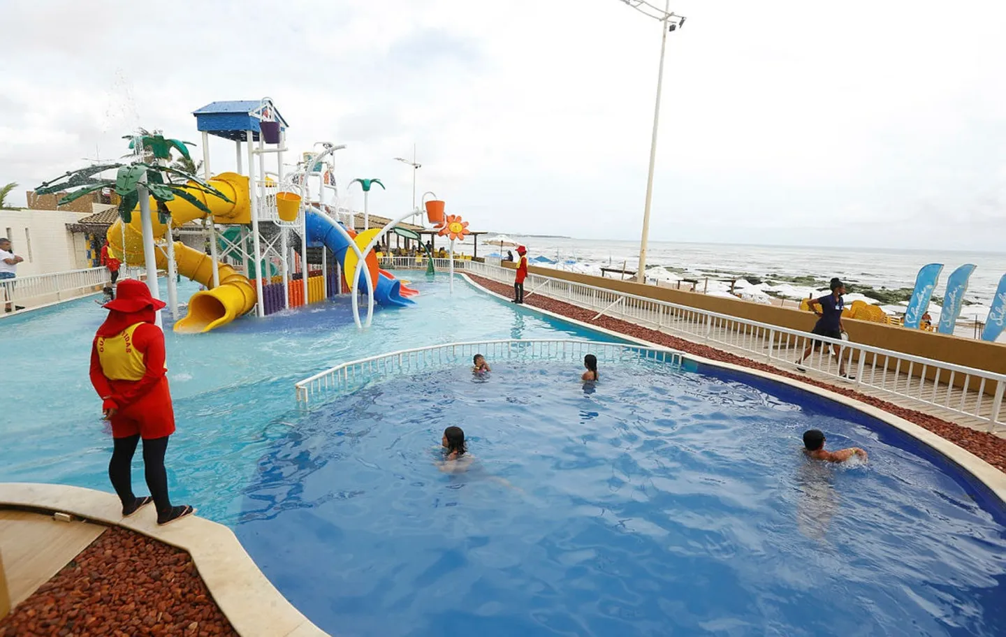 No Salvador Beach Club: praia, três piscinas e brinquedos para crianças