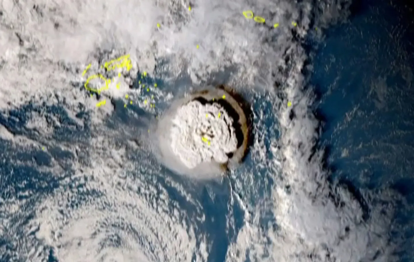 Imagens de satélite mostram erupção de vulcão submarino em Tonga