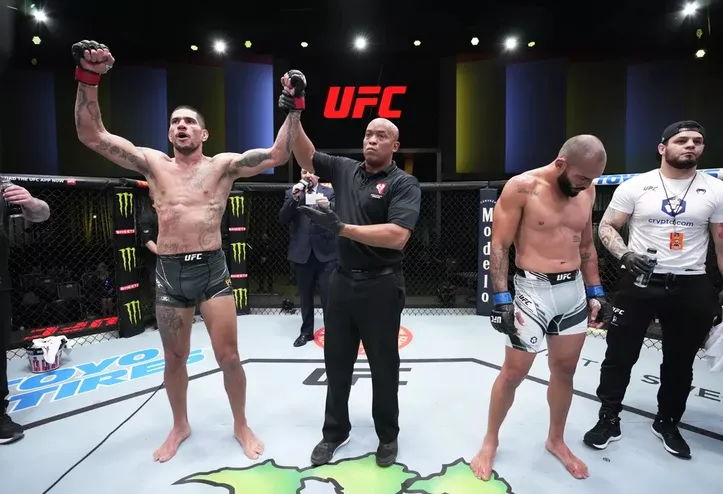 Poatan segue invicto no UFC, com duas vitórias em duas lutas