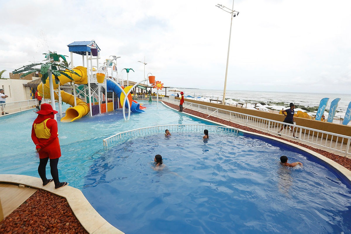 No Salvador Beach Club: praia, três piscinas e brinquedos para crianças