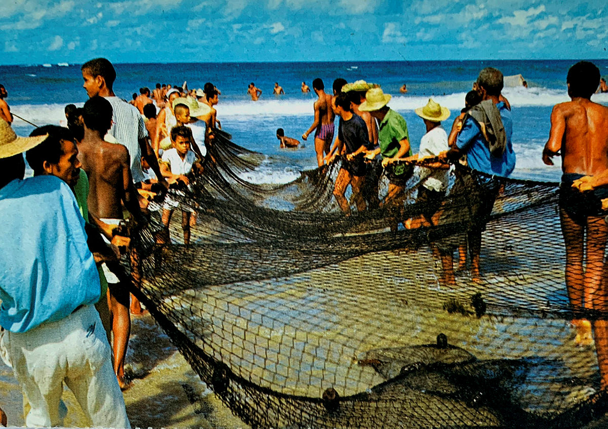 A pesca de xaréu (rede na imagem) era um evento na praia, todos iam ver e puxar junto