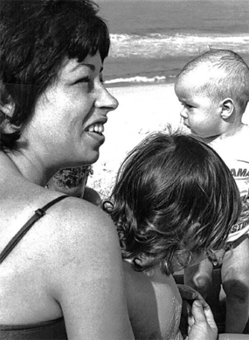 Nara no Leblon com os filhos Isabel e Francisco, do casamento com o cineasta Cacá Diegues