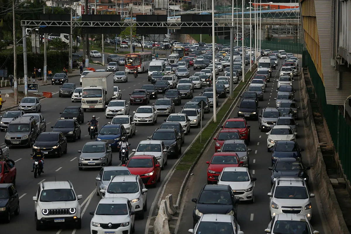 Avenidas ACM, Paralela, Tancredo Neves e Suburbana estão entre as mais afetadas pelo fluxo de veículos