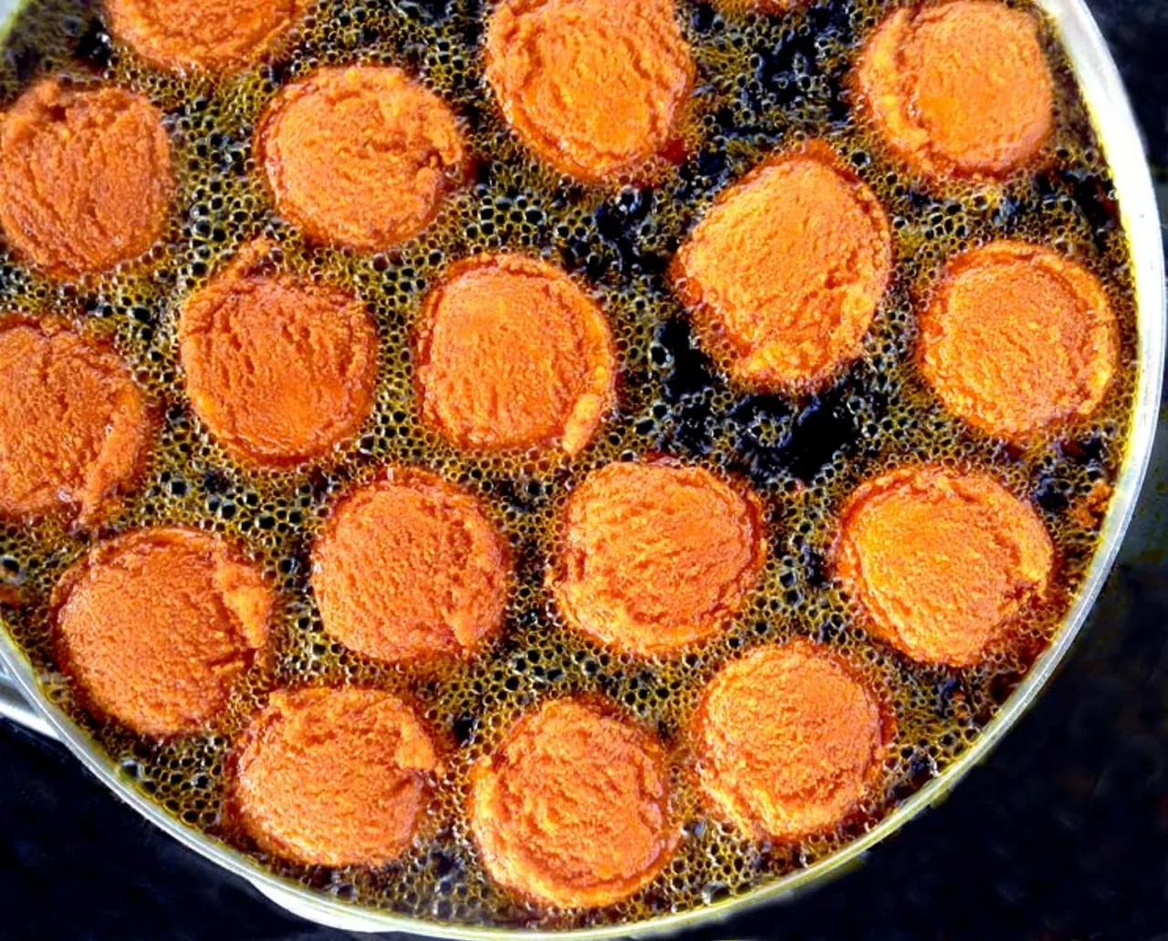 O acarajé é uma iguaria feita de massa de feijão-fradinho