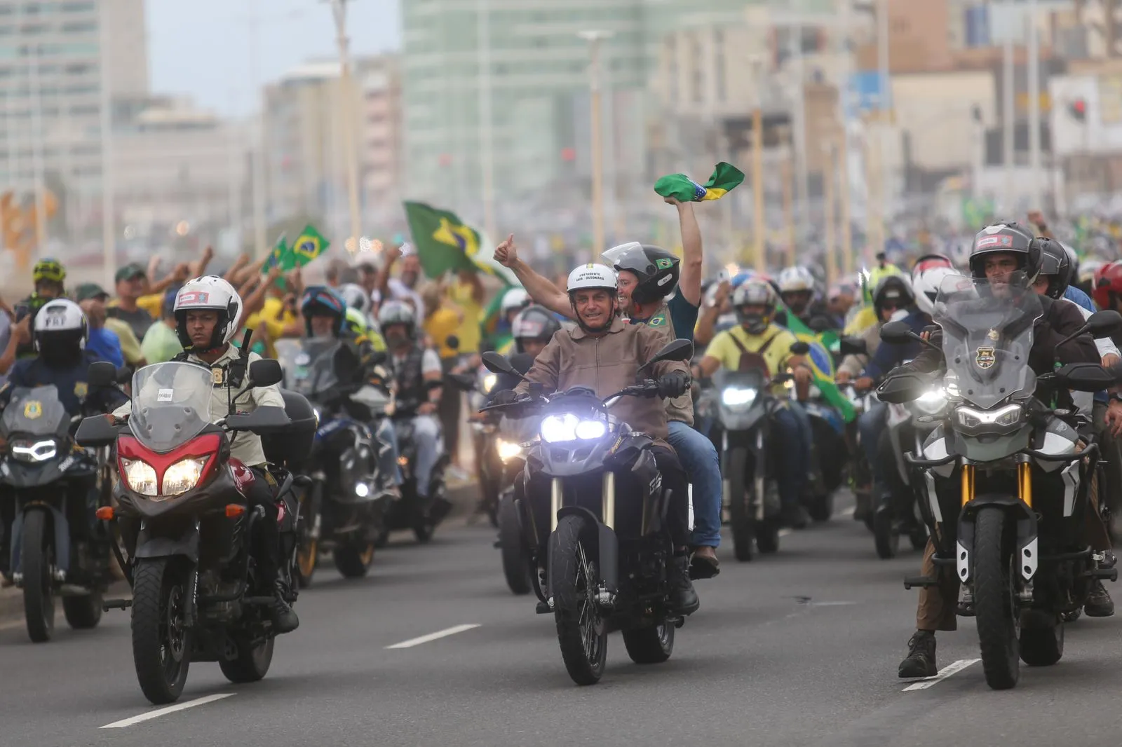 Antes de discursar na Boca do Rio, Bolsonaro participou de motociata pelas ruas de Salvador