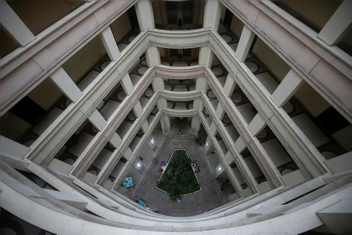 Visão da parte interna do prédio, localizado entre a Av. Sete e rua Carlos Gomes