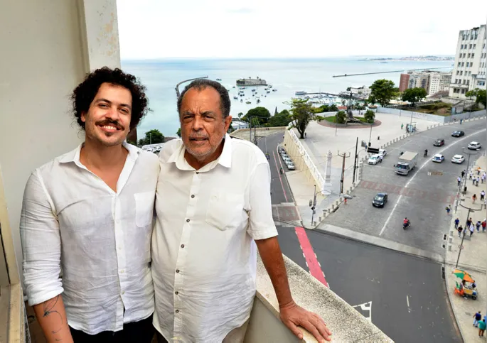 Filho e pai, os dentistas  Felipe Ribeiro e Luiz Lima de Jesus compartilham consultório