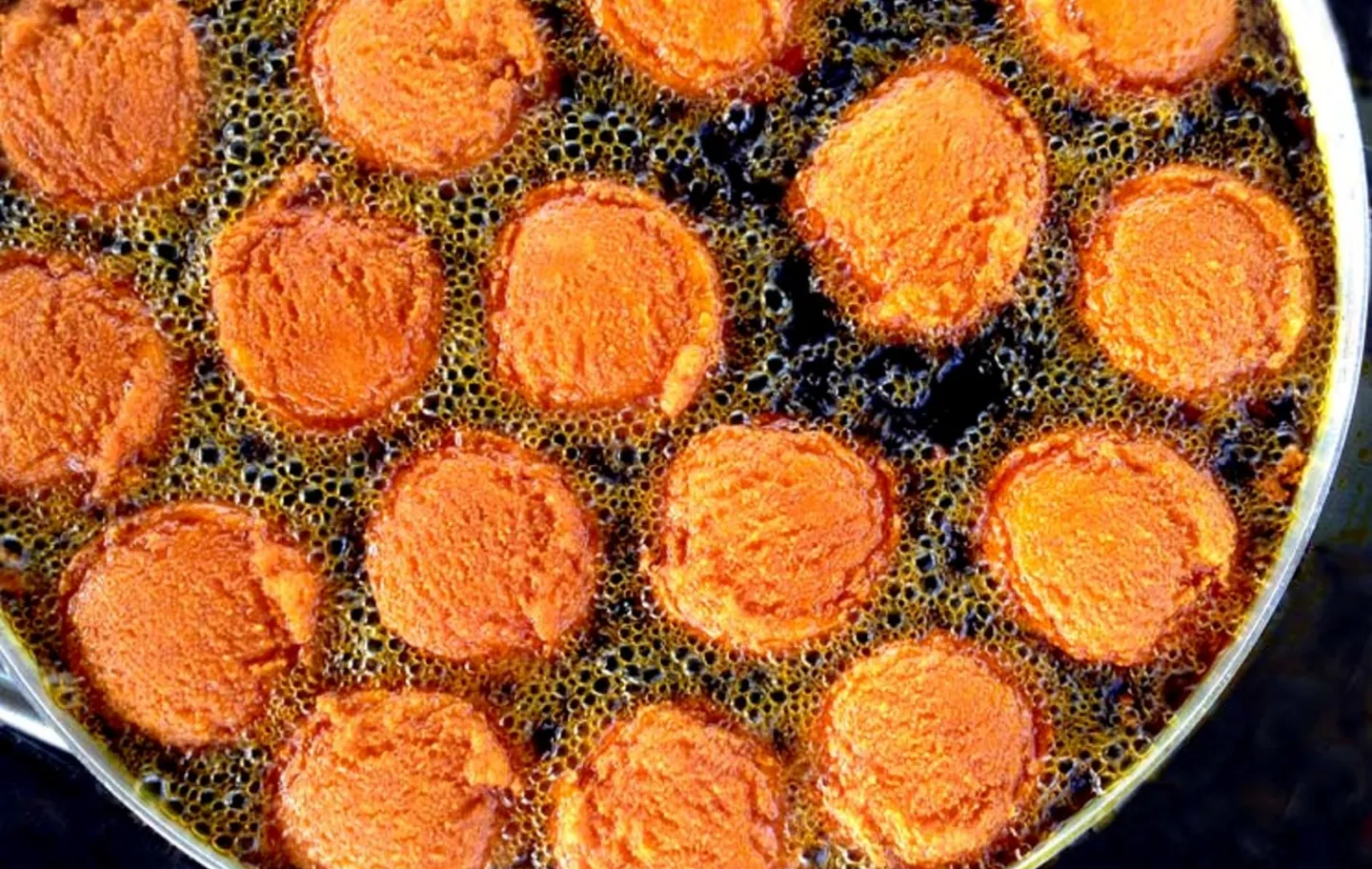O acarajé é uma iguaria feita de massa de feijão-fradinho